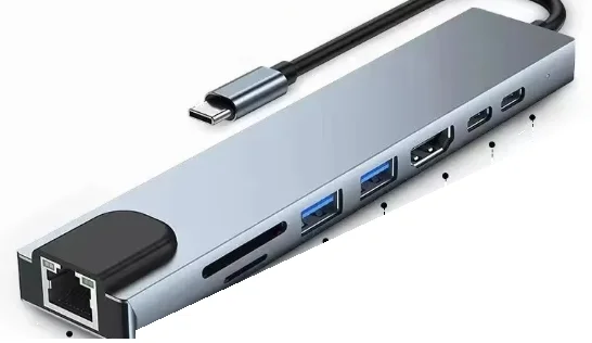 USB-C 단자가 달린 금속 재질의 멀티 포트 허브. 옆면에 USB-A, HDMI, USB-C(PD 충전), 카드 슬롯, 유선 랜 포트가 있다